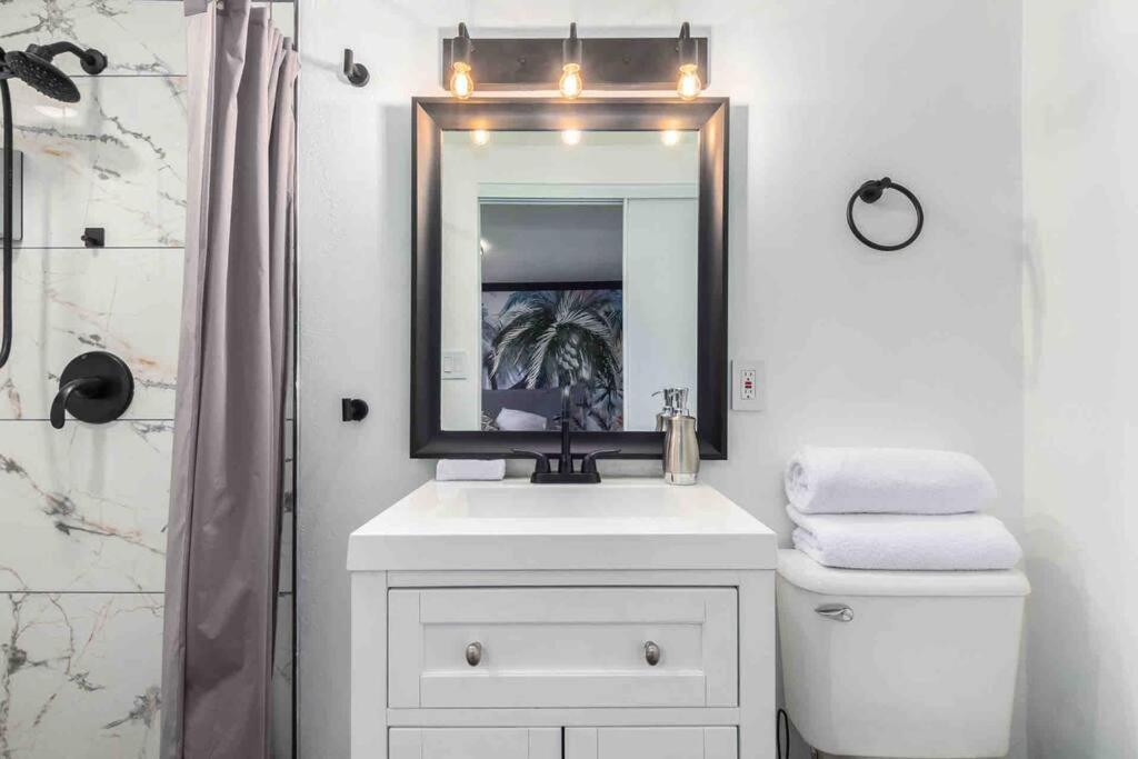 Your Tiny Downtown Home With Backyard Unit D フェニックス エクステリア 写真