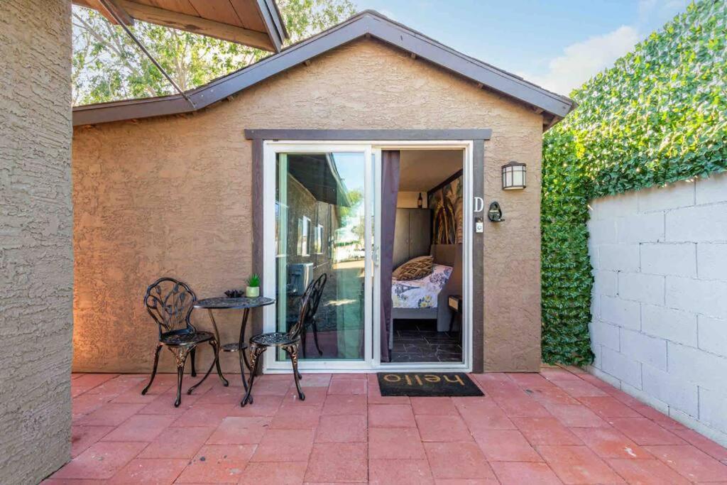 Your Tiny Downtown Home With Backyard Unit D フェニックス エクステリア 写真