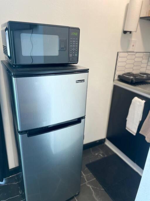 Your Tiny Downtown Home With Backyard Unit D フェニックス エクステリア 写真