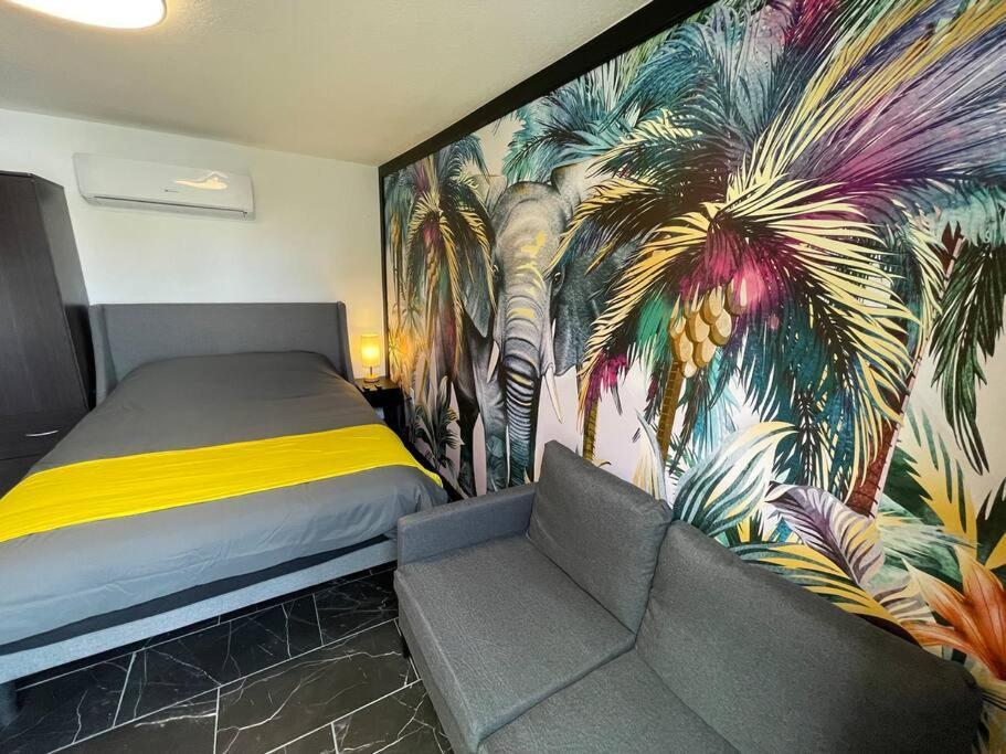 Your Tiny Downtown Home With Backyard Unit D フェニックス エクステリア 写真