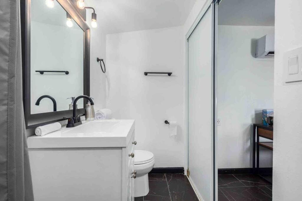 Your Tiny Downtown Home With Backyard Unit D フェニックス エクステリア 写真