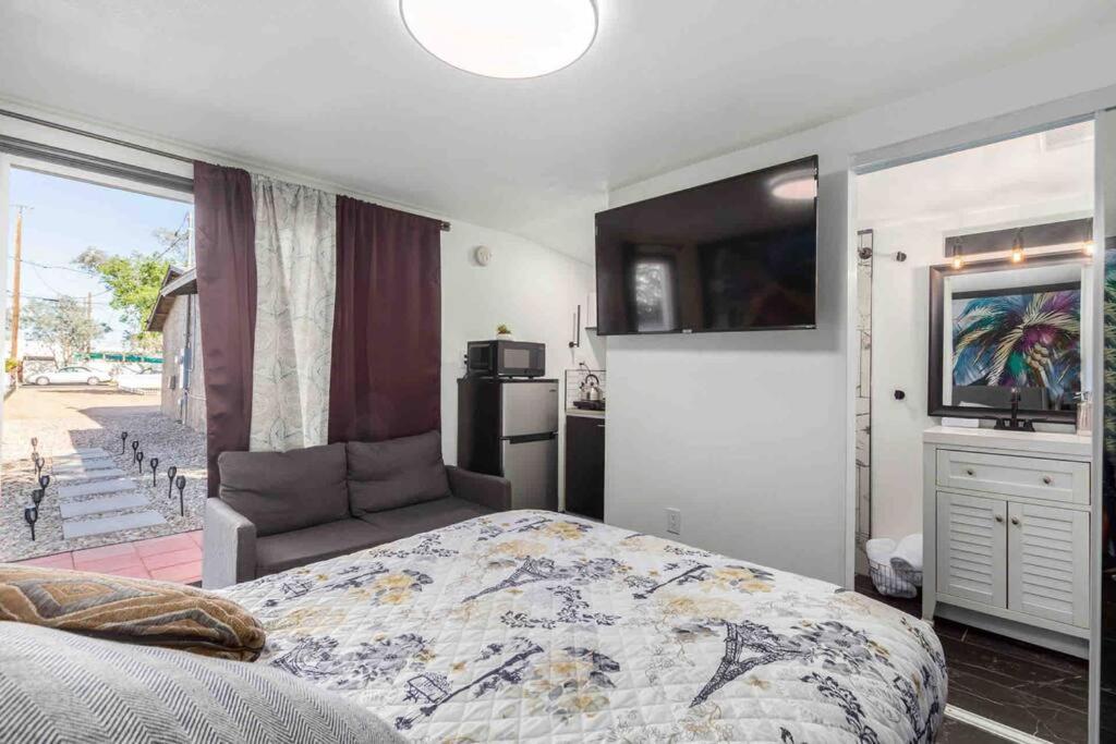 Your Tiny Downtown Home With Backyard Unit D フェニックス エクステリア 写真