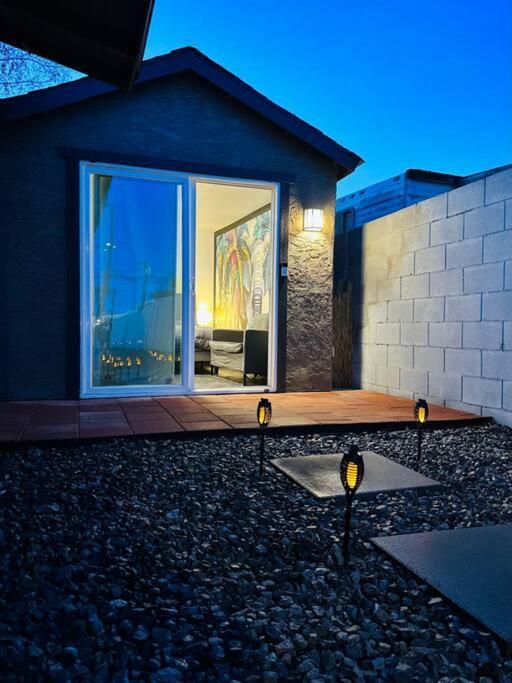 Your Tiny Downtown Home With Backyard Unit D フェニックス エクステリア 写真